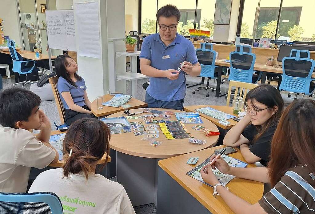 คุณเอิร์ธสอนเล่นบอร์ดเกม