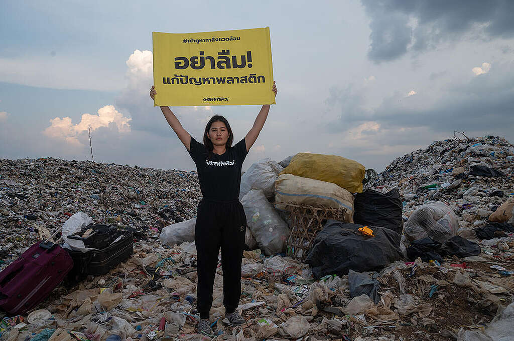Landfill in Aranyaprathet Sa Kaeo Greenpeace activist holds a banner with a message “Tackle plastic pollution now” directed to the policy makers to urgently solve the plastic crisis and urge Thailand’s political parties to include plastic problems into their political agenda.