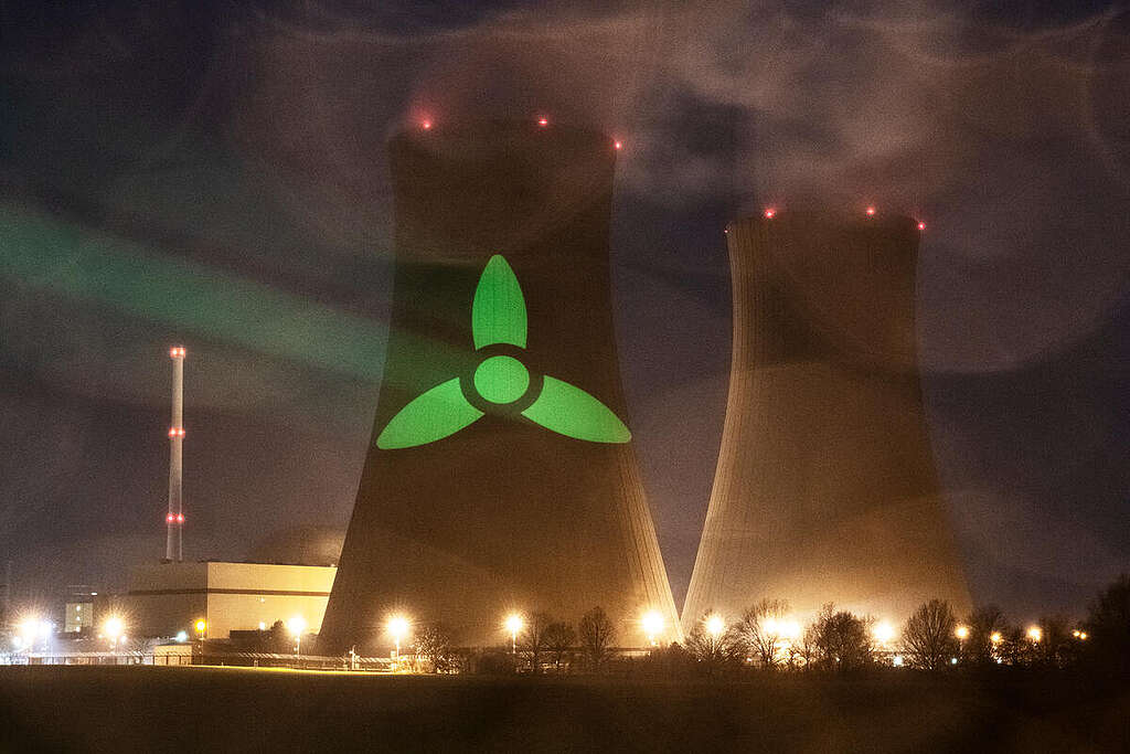 Projection for a Nuclear Power-Free Europe at Grohnde NPP. © Michael Löwa / Greenpeace