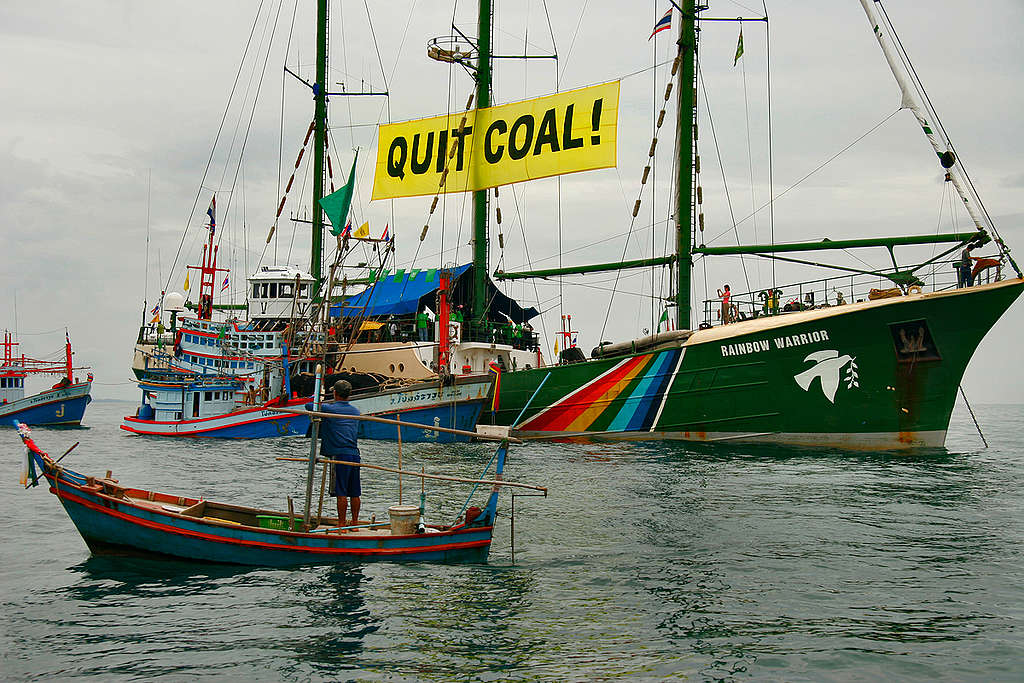 Locals Welcome Greenpeace. © Greenpeace / Vinai Dithajohn