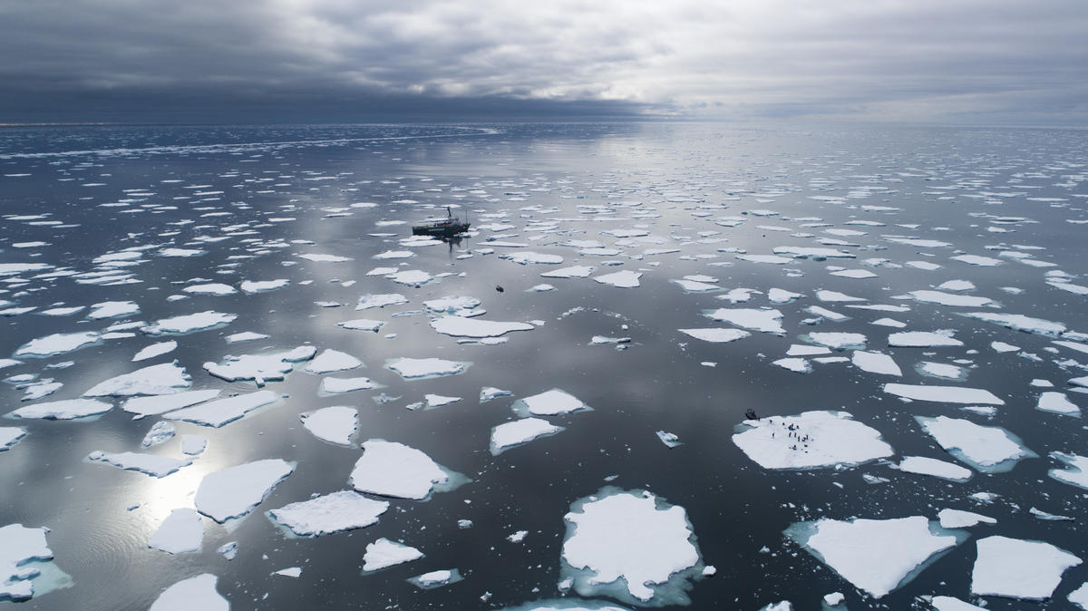 MY Arctic Sunrise in the Arctic. © Christian Åslund / Greenpeace