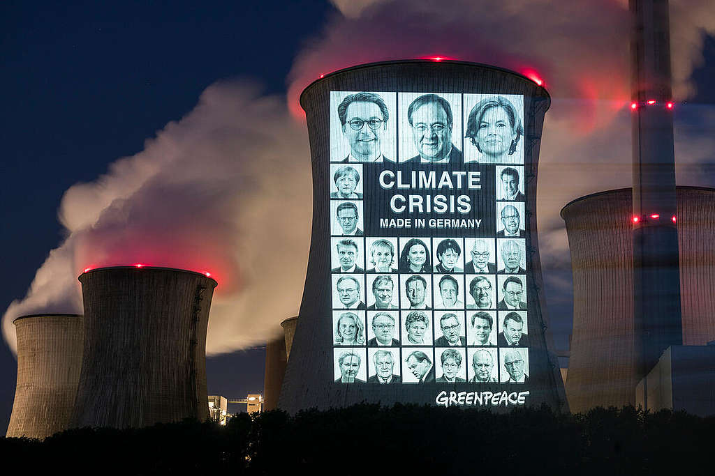 Débil proyección de la política climática en la central eléctrica de carbón de Neurath, Alemania.  © Bernd Lauter / Greenpeace