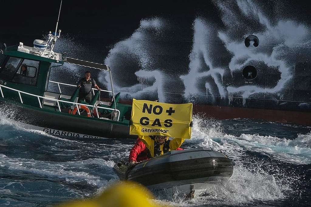 Activistas bloquean un petrolero en Sagunto, España.  © Pedro Armestre / Greenpeace