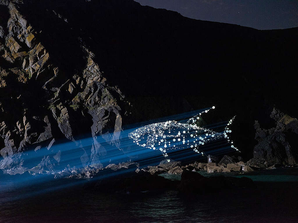 300 drones, 1 mensaje: Actúe ahora - Acción en Cornwall - Imágenes del video.  © Greenpeace