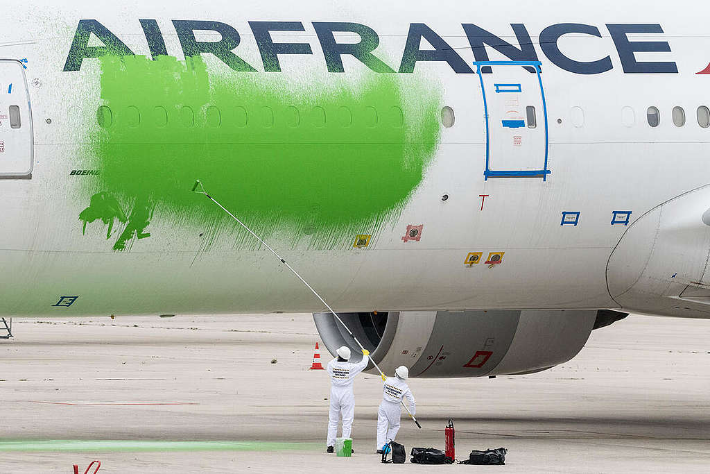 Activists Paint a Plane Green in Action against Greenwashing in Paris Airport. © Lorraine Turci / Greenpeace