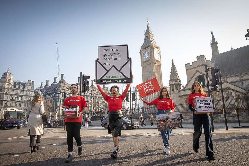 Plastic Petition Hand in at Downing Street. © Suzanne Plunkett / Greenpeace Plastic Petition Hand in at Downing Street. © Suzanne Plunkett / Greenpeace