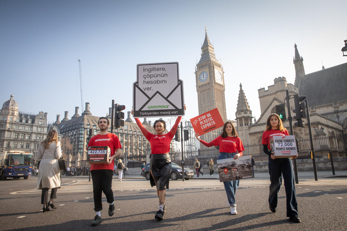 Plastic Petition Hand in at Downing Street. © Suzanne Plunkett / Greenpeace