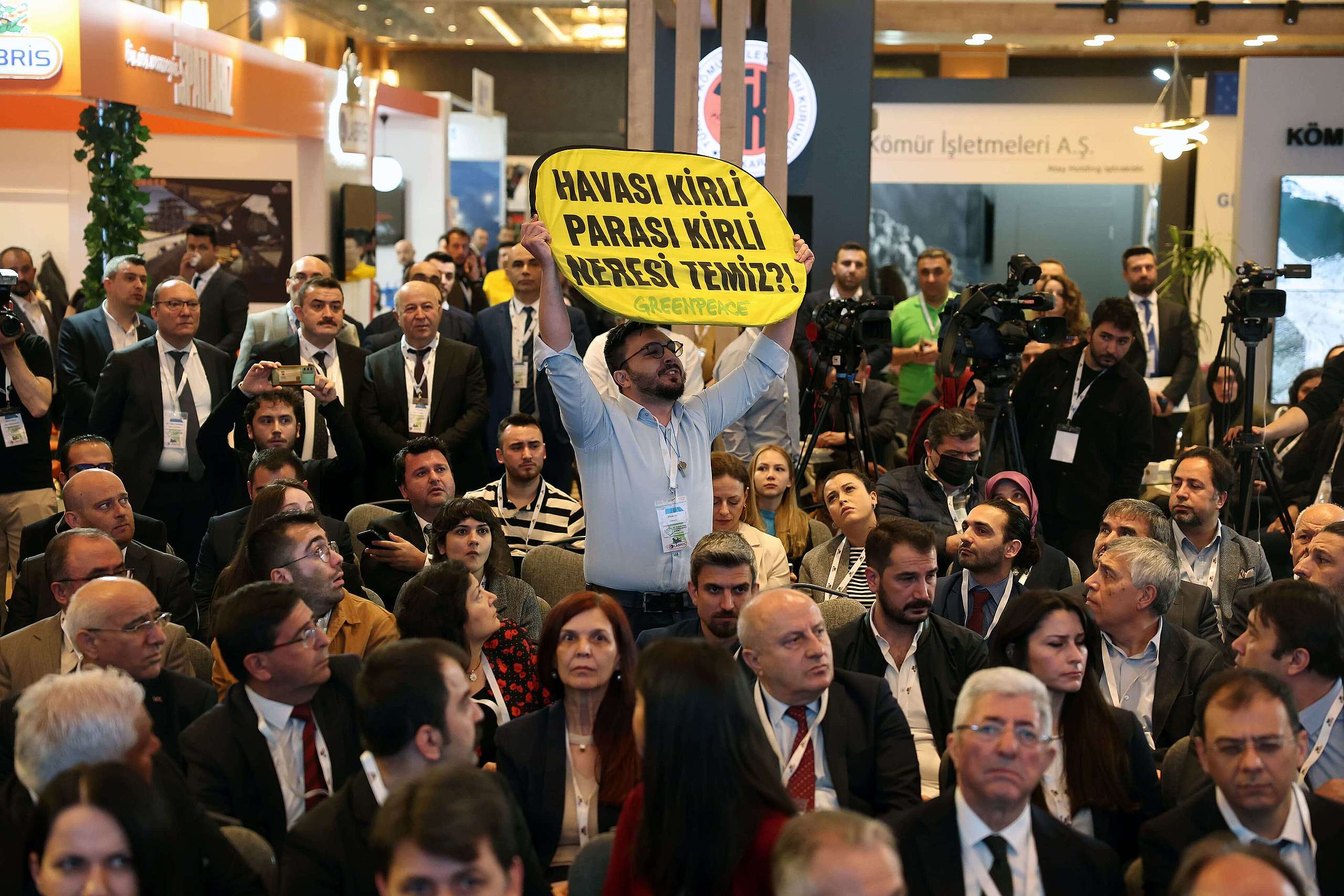 Greenpeace Akdeniz Genel Direktörü Türkiye’nin Kömür Politikasını Ankara’da Protesto Etti