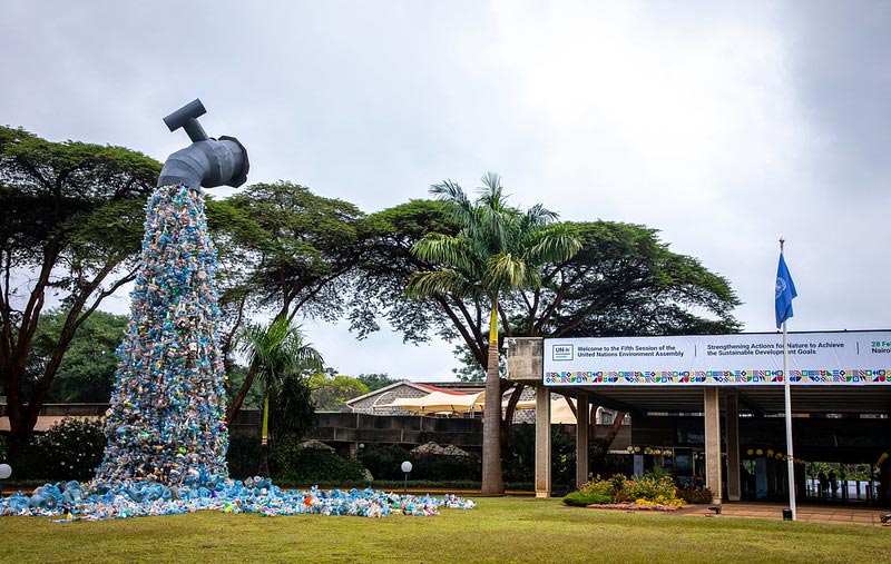 Fotoğraf: Birleşmiş Milletler Çevre Programı (UNEP) UNEA (Birleşmiş Milletler Çevre Kurulu) 5.2 toplantısından “plastik musluğu” enstalasyonu.