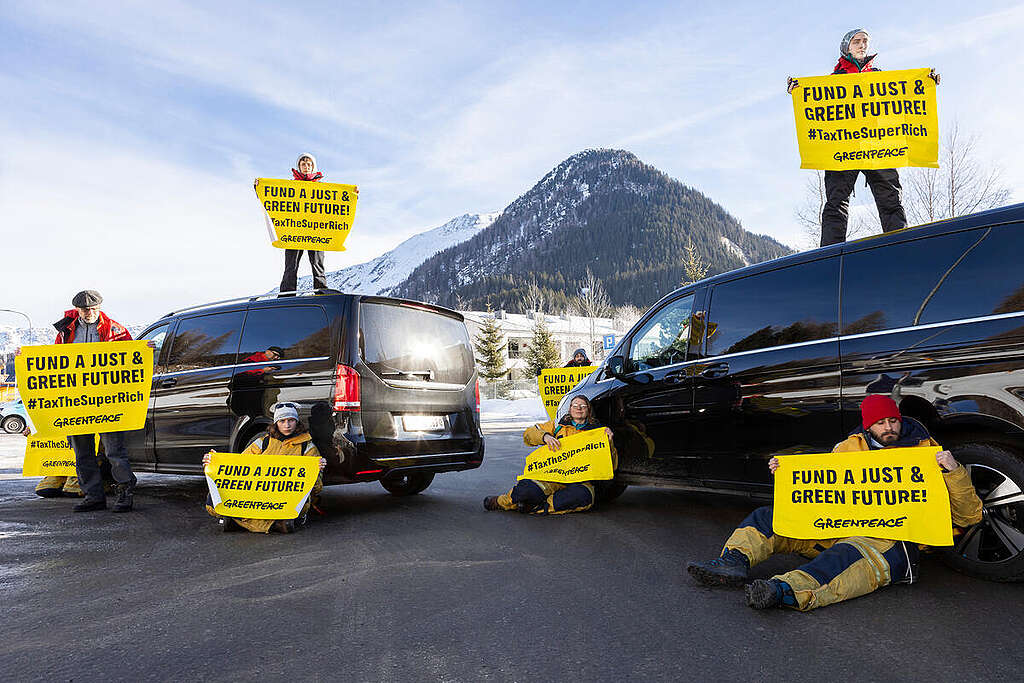 Activists Block Heliport Lago ahead of WEF, Davos. © Miriam Künzli / Greenpeace