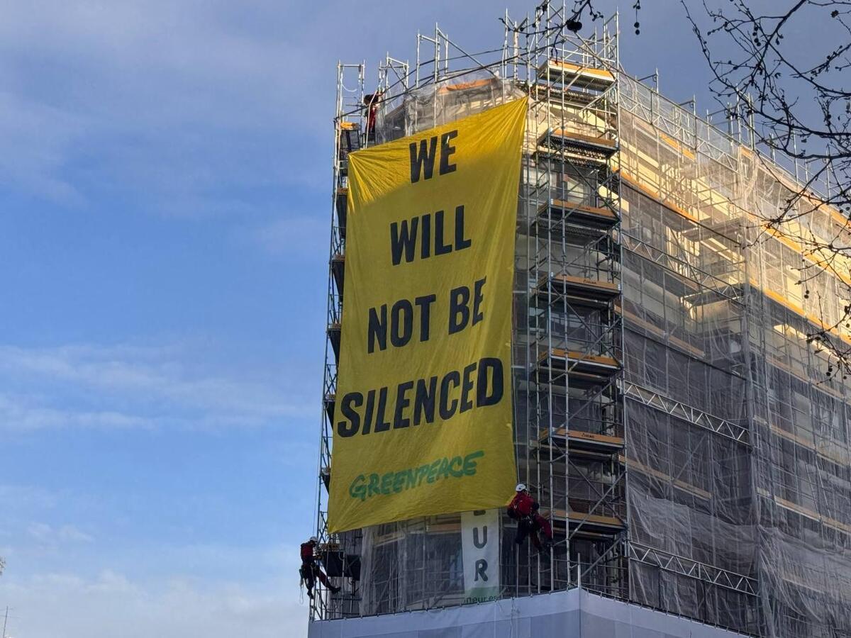 Solidarity against SLAPP Energy Transfer Lawsuit at US Embassy in Madrid. © Greenpeace