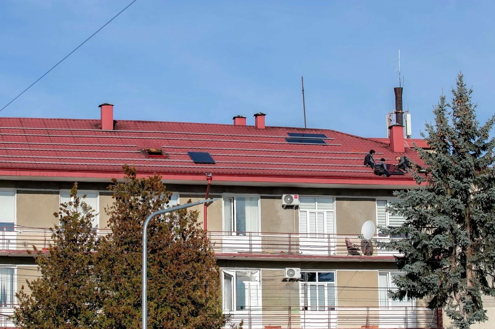 На Прикарпатті встановили сонячну електростанцію від Greenpeace та BIOHAUS: до монтажу долучилися жінки-монтувальниці