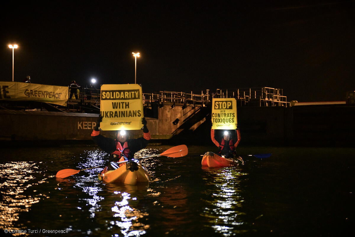 Greenpeace Франція у порту Дюнкерк заблокувала судно з ураном, який транспортують транзитом з росії, і висловила солідарність з Україною