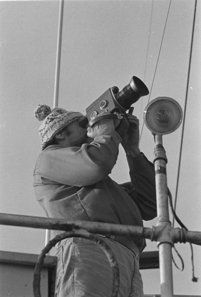 Ben Metcalfe filming during first Greenpeace protest voyage against US nuclear testing on Amchitka. © Greenpeace / Robert Keziere