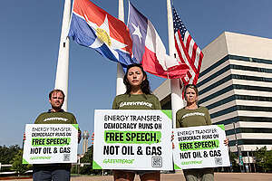 Free Speech Message Delivered to Energy Transfer in Dallas. © Laura Buckman / Greenpeace