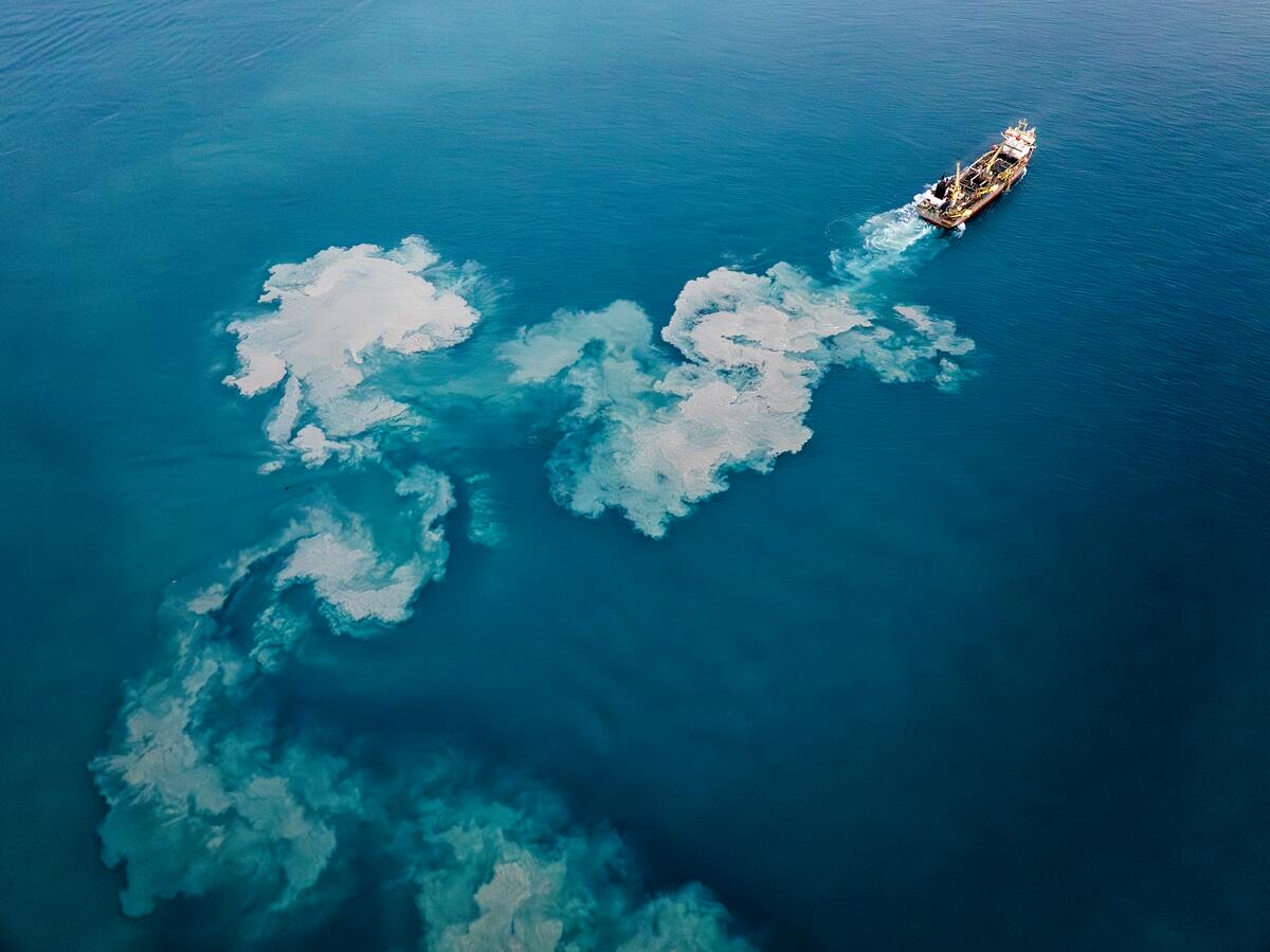 Dredging for Woodside's Burrup Hub in Australia. © Greenpeace / Alex Westover