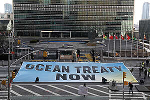 ‘Ocean Treaty Now’ Banner outside the UN in New York. © Stephanie Keith / Greenpeace