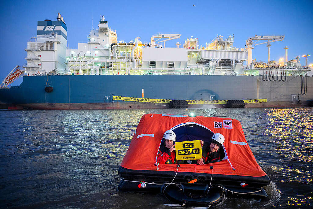 Greenpeace activists protest U.S. LNG tanker arriving in Germany ...