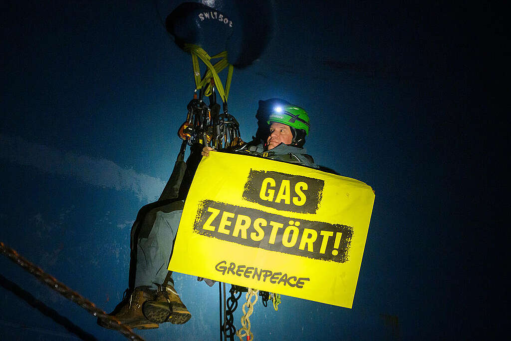Greenpeace activists protest U.S. LNG tanker arriving in Germany ...