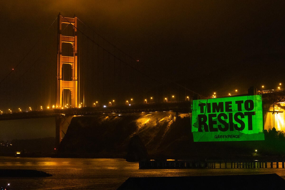 100 Days Projection Message at Golden Gate Bridge, California. © Jana Asenbrennerova / Greenpeace 100 Days Projection Message at Golden Gate Bridge, California. © Jana Asenbrennerova / Greenpeace