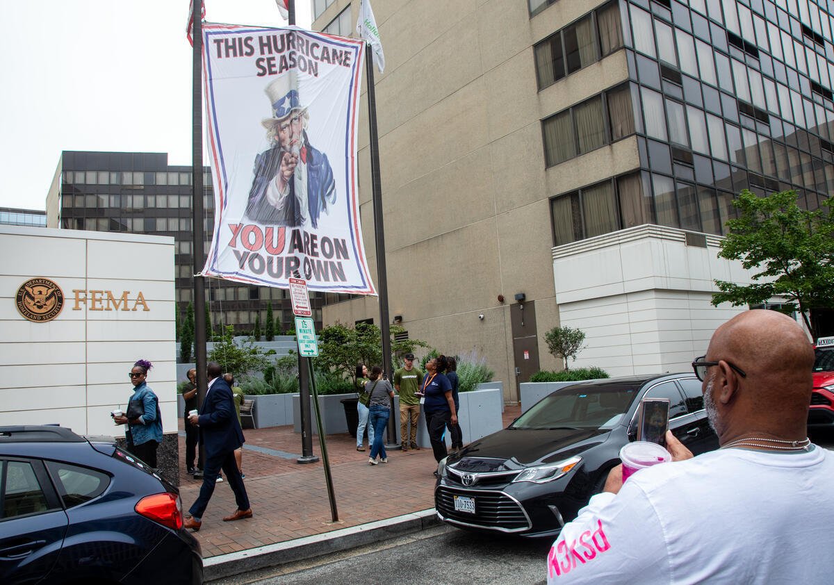 Uncle Sam’s’ Hurricane Message at FEMA. © Tim Aubry / Greenpeace