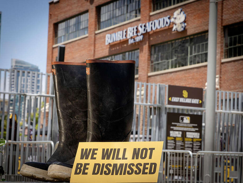 Indonesian fishers resist Bumble Bee’s attempt to dismiss their suit. © Sandy Huffaker / Greenpeace