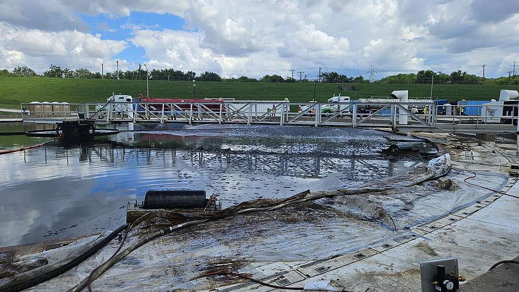 Crude oil removal at Village Creek Wastewater Treatment Plant (Credit: U.S. EPA Region 6)