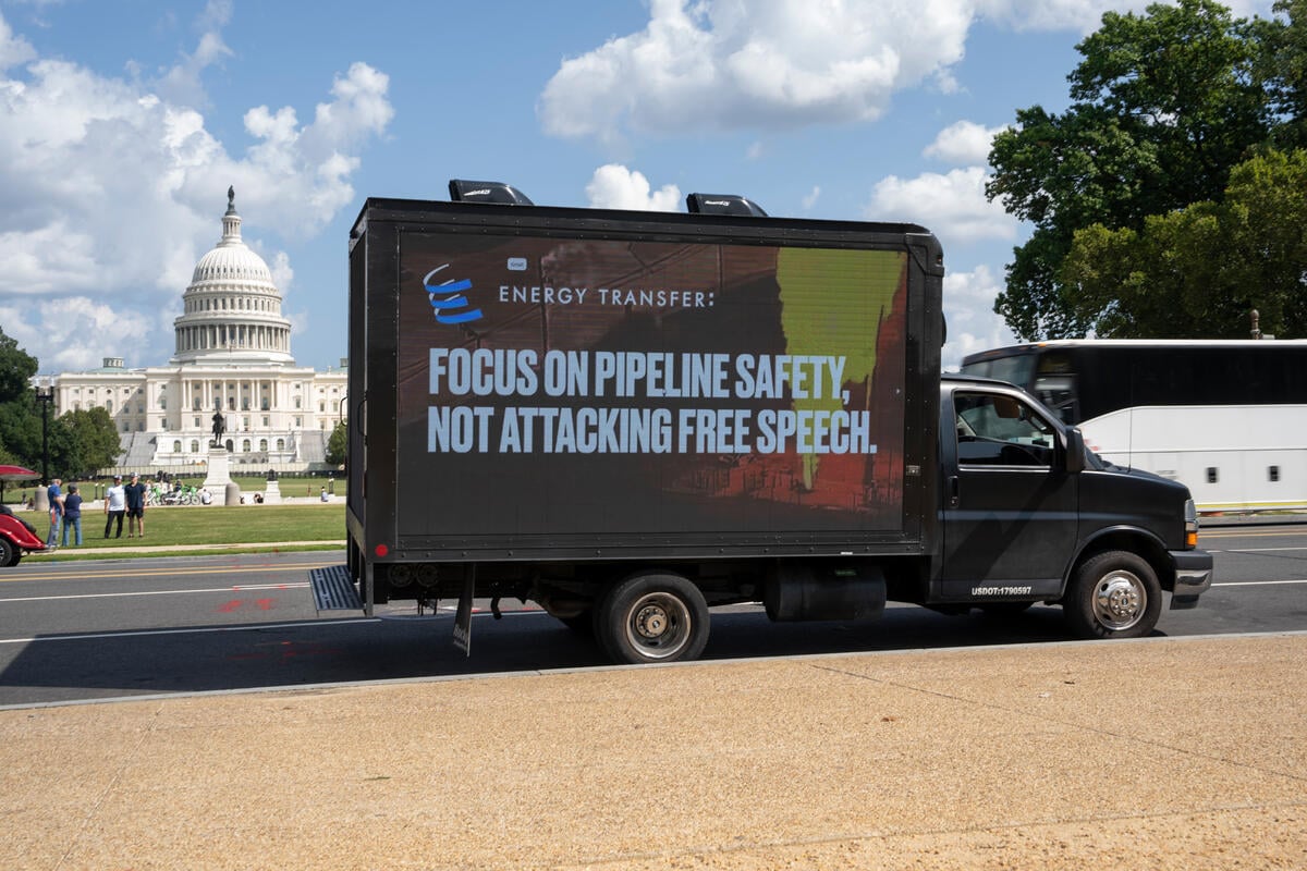 Energy Transfer Explosion Billboard Truck Washington, D.C. © Ken Cedeno / Greenpeace Energy Transfer Explosion Billboard Truck Washington, D.C. © Ken Cedeno / Greenpeace