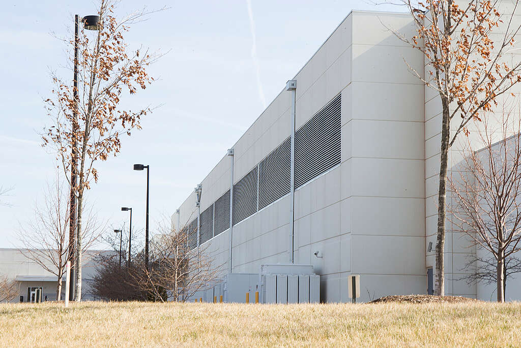 Data Center in Ashburn in USA. © Greenpeace / Robert Meyers