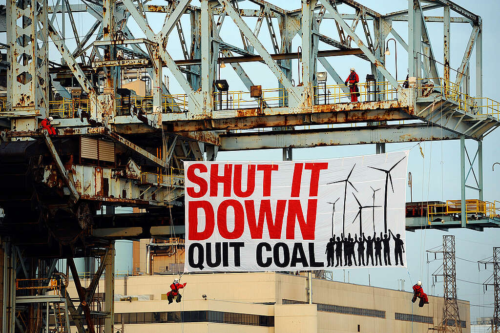 Banner Action at Connecticut Coal Plant. © Greenpeace Banner Action at Connecticut Coal Plant. © Greenpeace