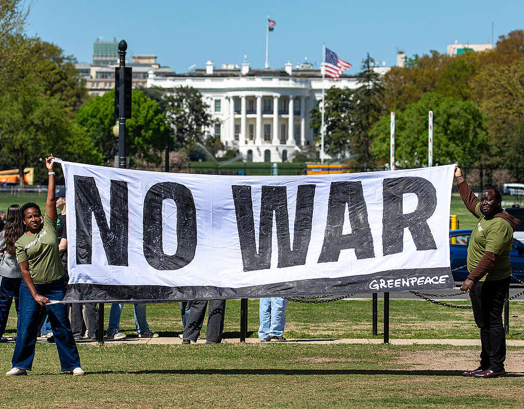 Activists take message from the nation to White House: NO WAR. © Tim Aubry / Greenpeace