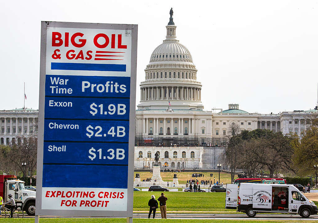 Oil and Gas Company Profits Sign in Washington DC. © Tim Aubry / Greenpeace