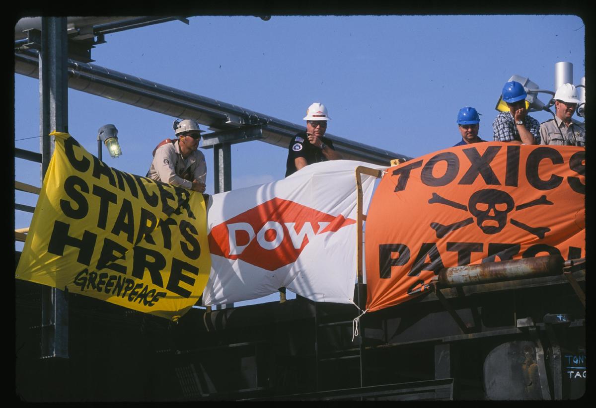 Banner Action in Cancer Alley Louisiana. © Greenpeace / Les Stone