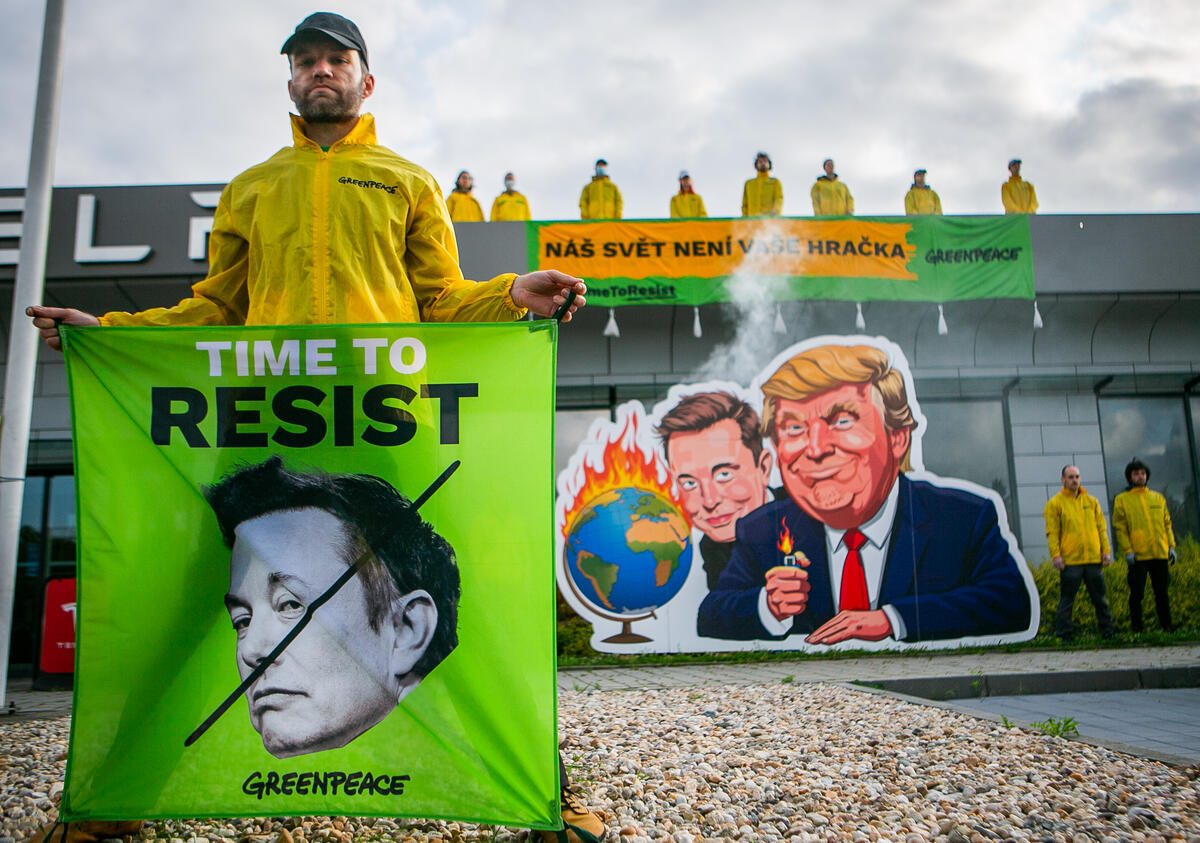 Protest against Musk and Trump at Tesla HQ in Prague. © Greenpeace / Barbora Sommers