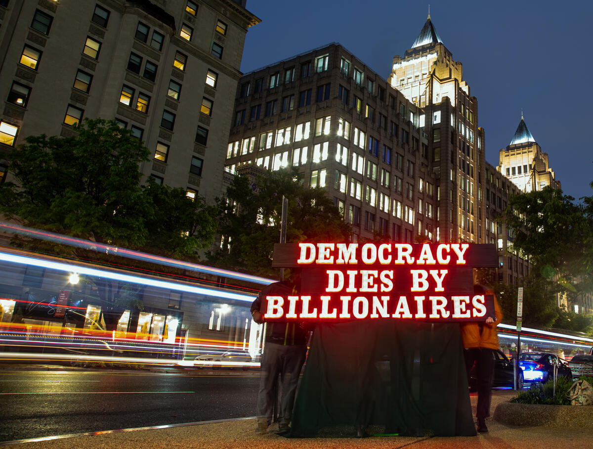 Democracy Dies By Billionaires Projection in Washington D.C. © Greenpeace / Tim Aubry