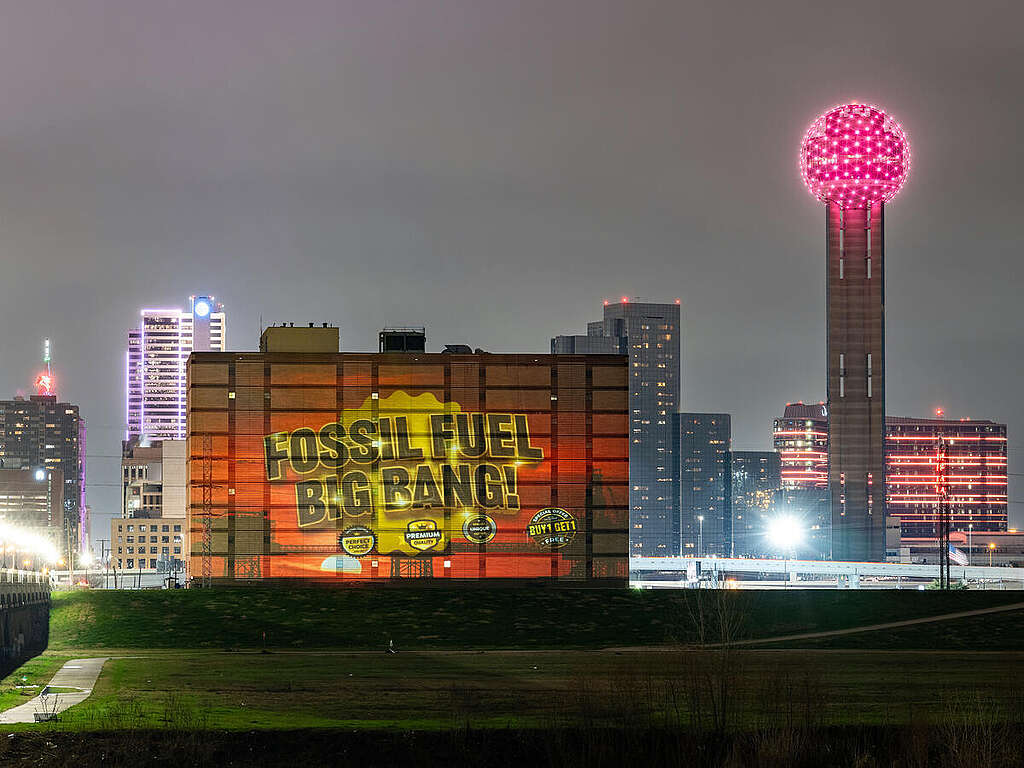 Greenpeace USA brought a powerful visual campaign to the streets of Dallas, projecting messages around Dallas to highlight the growing threat to free speech and peaceful protest.
The projections come just days before Dallas-based Energy Transfer&rsquo;s 0 million lawsuit against Greenpeace USA and Greenpeace International is set to go to trial. The February 24th trial represents a blatant attempt to silence dissent and intimidate those who fight for climate justice.