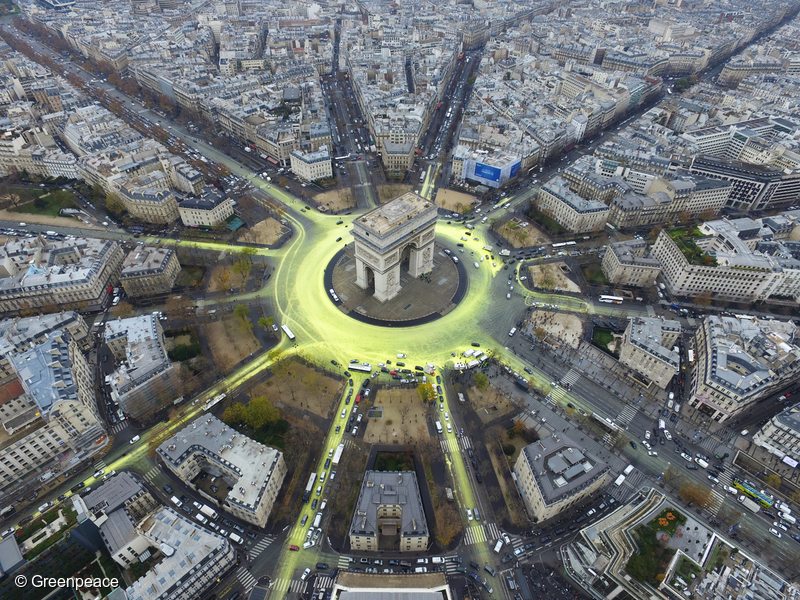 COP21: Arc de Triomphe Sun Action in Paris